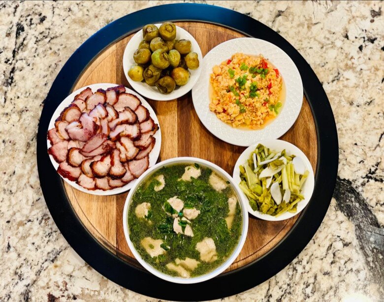 Ở đâu cũng vậy, cho đi là nhận lại, cho yêu thương được nhận lại thương yêu phải không các mình à! Có bát canh rau ngót nấu giò sống với mấy quả cà, ít dưa củ cải, trứng bác cà chua (cà chua vườn nhà đỏ thắm) và ít thịt xíu thôi mà có cảm hứng viết dài thế chứ lị, cô bày tỏ. Với những ai đã quen với album Là cơm Bòng nấu của Diệu Hương mười mấy năm qua, hẳn không còn lạ với những bữa ăn giản dị mà hao cơm thế này. Nữ diễn viên nói rằng đơn sơ nhưng thật ra rất đầy đủ dinh dưỡng.  
