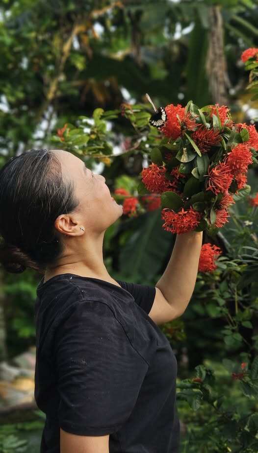 Nghệ sĩ Tú Oanh thường hào hứng khoe mỗi ngày chọn một niềm vui trong khu vườn. Với chị, cơ ngơi này không chỉ là nơi để trồng trọt mà còn là nơi để sống chậm, hít thở sâu và cười thật tươi.
