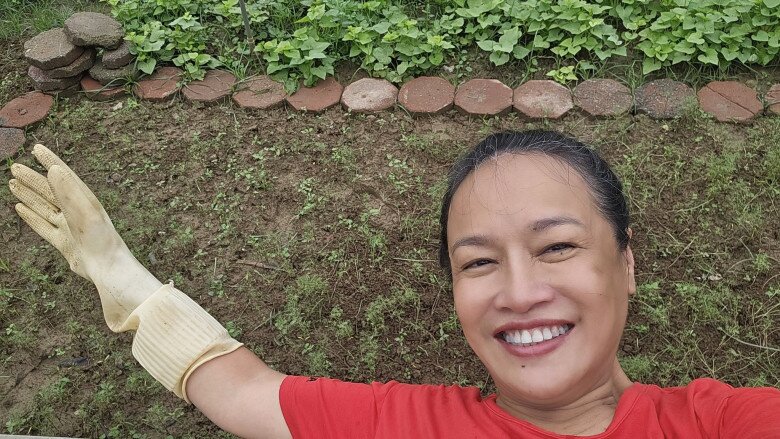 Nghệ sĩ Tú Oanh rất thích ghi chú lại công việc làm vườn của mình. Cô dí dỏm: Báo cáo các bác, em đã nhổ hết 1 luống cỏ, cây hoa đã có chỗ thở rồi... Vui quá.