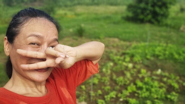 Với nữ nghệ sĩ, nhổ cỏ cũng là phương pháp thiền hiệu quả. Sau 1 tiếng cặm cụi, hứng nắng sớm, xông hơi free thì lộ ra đám rau lang mới cấy được 3 tuần, diễn viên 6x vui vẻ.