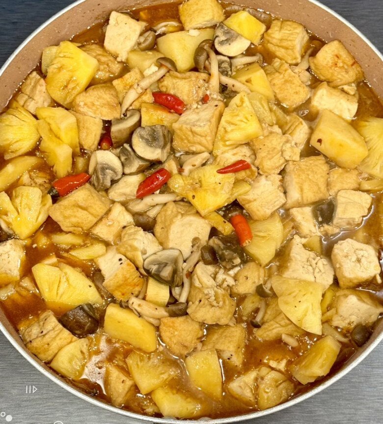Thân Thúy Hà làm đồ chay từ nhiều nguyên liệu như nấm, rau củ quả đầy màu sắc. 