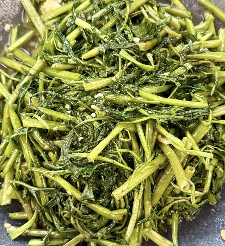 Những mâm cơm của Thân Thúy Hà không sang chảnh mà rất dân dã, đậm chất Việt. Cơm nhà chiều nay, cá kho lạt, xoài bằm, rau muống xào tỏi... nay có nhiêu đó thôi, nữ diễn viên bày tỏ.