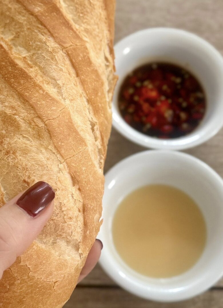 Đôi khi, cô chỉ chia sẻ những món ăn hết sức giản dị: Bánh mì nóng, nước tương ớt, sữa đặc, tuỳ khẩu vị. Khán giả chia sẻ đây là những món mang ký ức tuổi thơ. Thân Thúy Hà cho rằng: Món của nhà quê mà hổng ai từ chối hen.