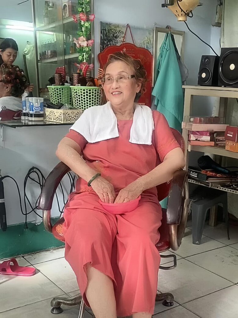 Mẹ Hoài Linh đi spa đầu hẻm để chuẩn bị đến chúc mừng con trai ra mắt phim.