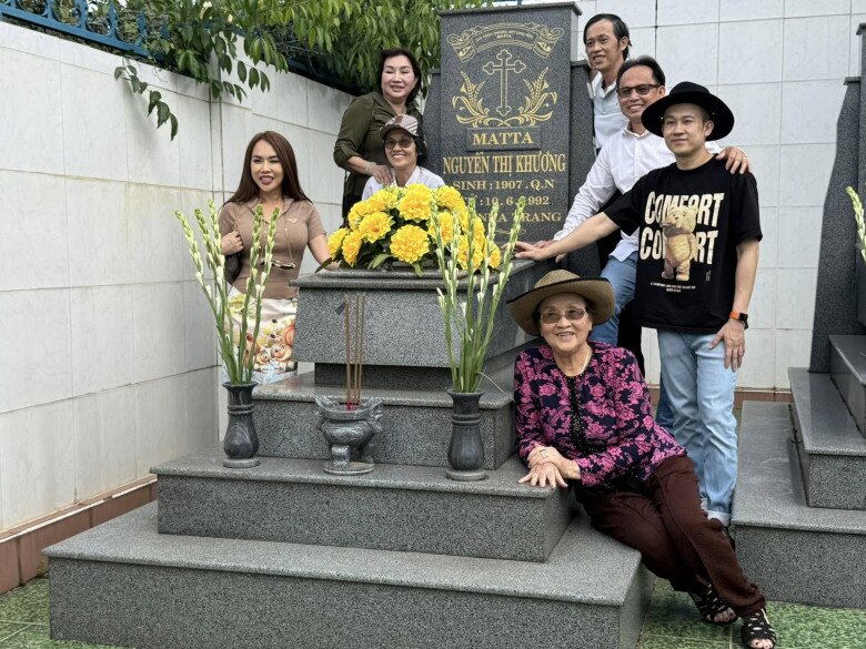 Mẹ ruột U90 của Hoài Linh đẹp sang trọng, đối xử với con trai gần 60 tuổi như còn bé bỏng - 10