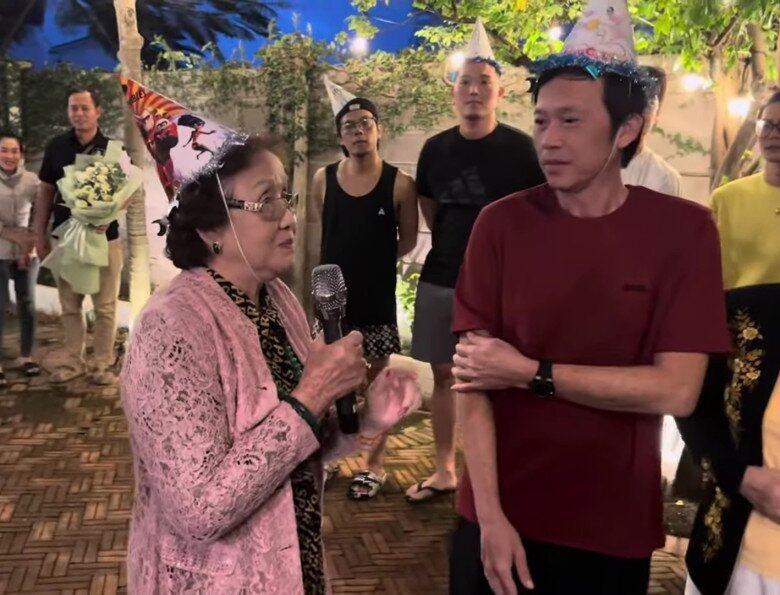 Bà xin phép các con cho mình khóc.