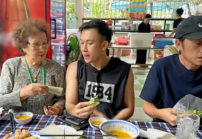 ... Hay cuốn đồ ăn cho con trai út.
