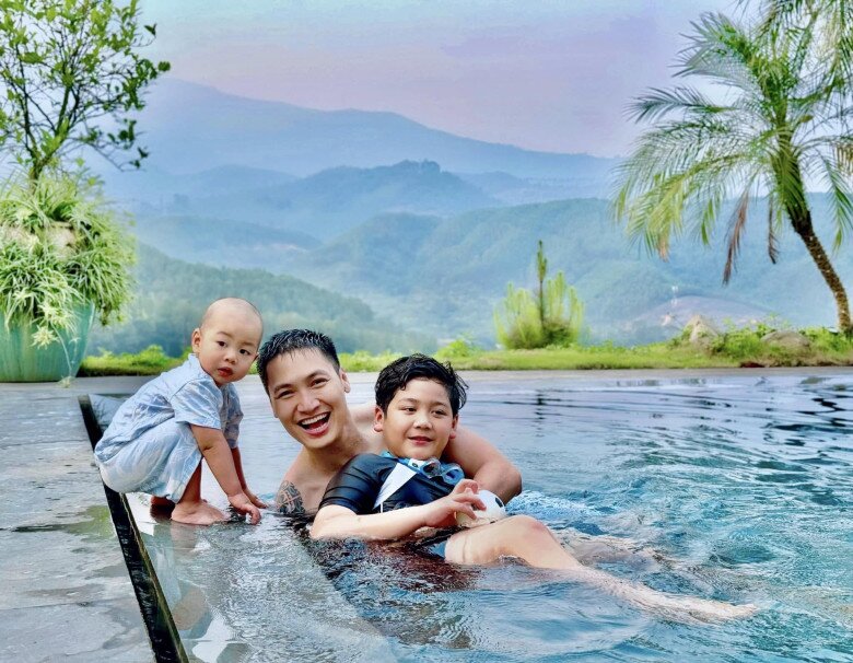 Không gian sống nơi đây của Mạnh Trường và vợ con là nơi mọi thứ trở về đúng nghĩa của hai từ an yên. Một nơi khiến ai cũng mơ ước được về hưu non.