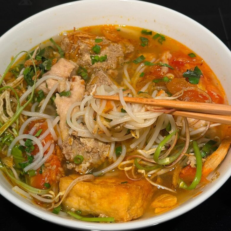 Mỹ nhân 8x sành sỏi ẩm thực 3 miền. Món bún riêu của miền Bắc cũng được bà xã Louis Nguyễn học hỏi và làm một cách thành thục.