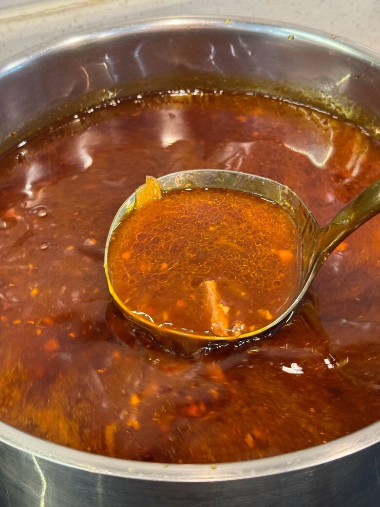 Cao lầu không dùng nhiều nước lèo như phở hay bún, mà chỉ chan một lượng nước xốt đậm đặc, đủ làm dậy hương vị và quyện đều nguyên liệu.
