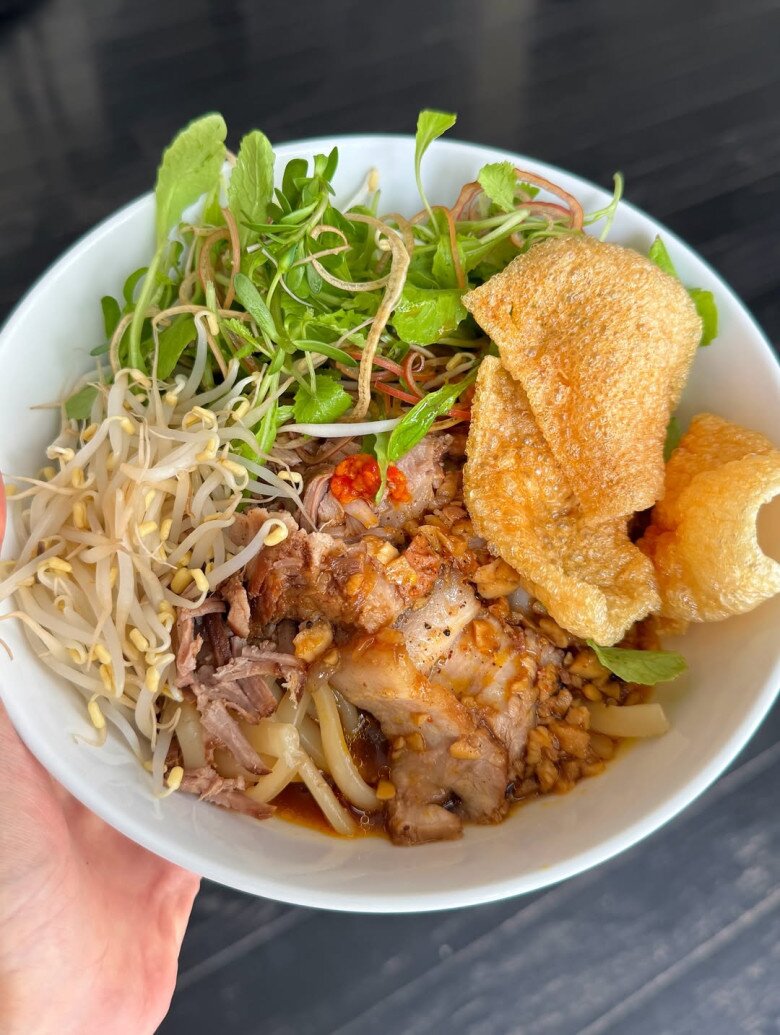  Từng lát thịt được thái đều, topping giòn rụm, rau sống xanh mướt và nước xốt sóng sánh phủ lên sợi mì óng ánh khiến người xem không khỏi xuýt xoa vì độ hấp dẫn của món ăn.
