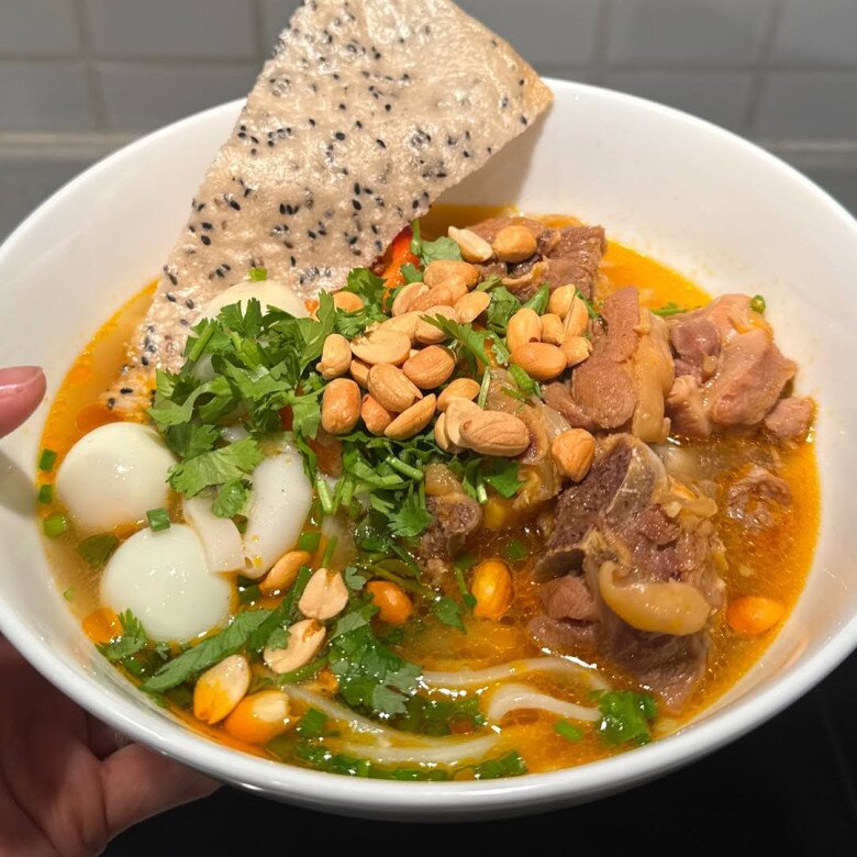 Cách đây không lâu, bà mẹ 3 con trổ tài nấu mì Quảng cũng hấp dẫn không kém. Có thể thấy, nàng ngọc nữ rất yêu thích những món ăn miền Trung cũng như xứ Quảng.