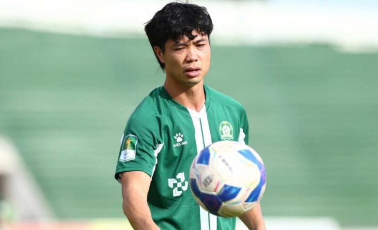 Công Phượng xuất thân từ một gia đình đông con, nghèo khó.