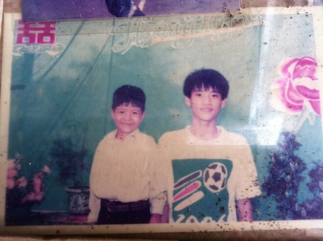 Công Vinh ngày nhỏ, từng có một gia đình hạnh phúc bên cha mẹ nhưng không kéo dài được bao lâu.