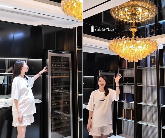 Tủ đựng rượu gọn gàng. Nàng BTV cho biết: Vì đặc thù của khu này là quầy bar nên mình đã chọn một chiếc đèn chùm cũng mang tinh thần của khu quầy bar như những cái ly ghép lại vậy.
