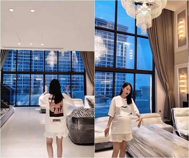 Bước vào bên trong là phòng khách nhiều ánh sáng. Do nhà còn hơi bụi nên cô vẫn còn bọc sofa. Bộ sofa gồm 2 màu: Kem và đen. 
