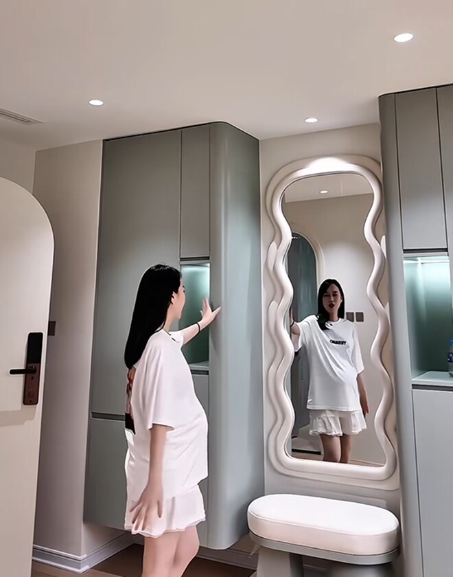 Tầng 7 sẽ gồm rất nhiều phòng nhỏ, không gian rất rộng, đây sẽ là khu vui chơi của trẻ con - dành cho 2 bé Leon và Lipu nhà cô. Trong phòng đã hoàn thành tủ giày của 2 em bé, ở giữa có gương dài.
