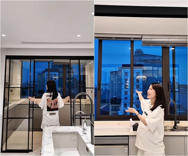 Đầy đủ tủ lạnh, lò nướng, lò vi sóng... Nữ MC gây bất ngờ khi dẫn vào không gian nấu nướng chính cũng khá to, view thẳng ra bên ngoài. Bên cạnh đó có tủ đồ khô, 1 tủ đề pha cà phê.