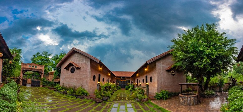 Trước đó, Hoàng Mập có biệt phủ 1.600m2 nằm ở huyện Trảng Bom (Đồng Nai), cách TP.HCM khoảng 45 km. Khu nhà được anh tái dựng theo lối kiến trúc cổ của một ngôi nhà ở Nam Định đã tồn tại hơn một thế kỷ.