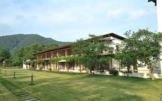 Trong đó, khu nhà chính khoảng 300 m², phòng thu âm chuyên nghiệp 390 m², hồ bơi 60 m², phần còn lại là không gian xanh và khu kỹ thuật.