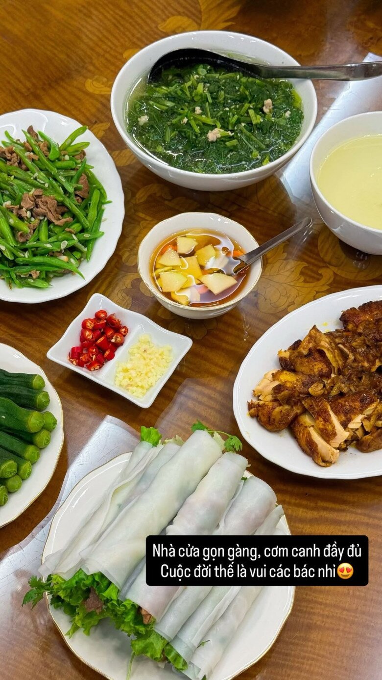 Nhà cửa gọn gàng, cơm canh đầy đủ. Cuộc đời thế là vui các bác nhỉ, nữ MC bày tỏ. Một bữa cơm tròn vị với canh rau mồng tơi nấu thịt bằm, thịt gà nướng, bò xào đậu que, rau luộc, cuốn bánh tráng tươi mát kèm nước mắm chua ngọt.