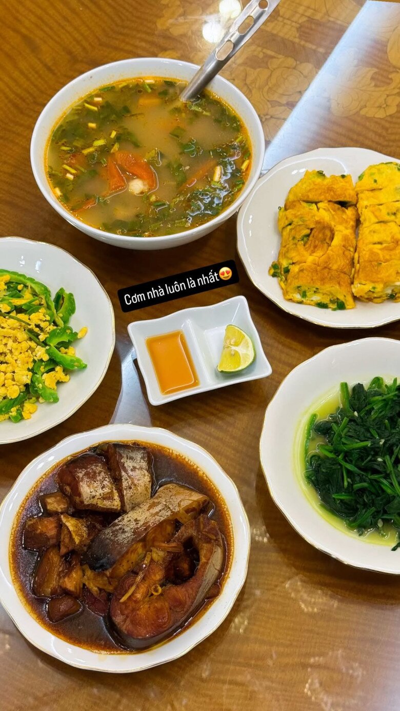 Cơm nhà luôn là nhất – Mâm cơm ấm cúng gồm canh chua cá, trứng chiên cuộn hành, cá kho, mướp đắng xào trứng và rau luộc. Đậm đà, dễ ăn, hợp mọi khẩu vị.