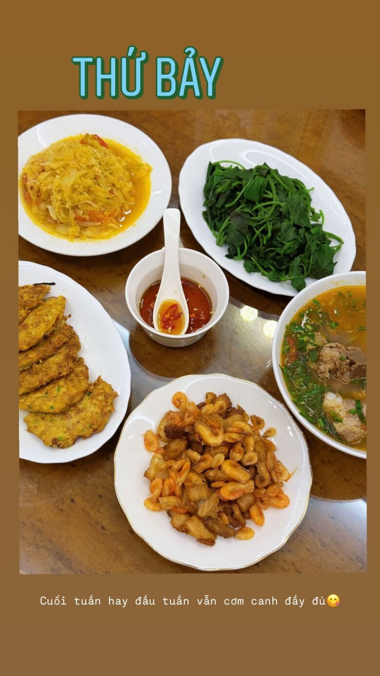 Đậm chất cơm nhà với canh sườn, tôm rim thịt, chả rán, bắp cải xào cà chua và rau lang luộc. Cuối tuần của bà mẹ một con thêm ấm áp nhờ mâm cơm đủ sắc hương.
