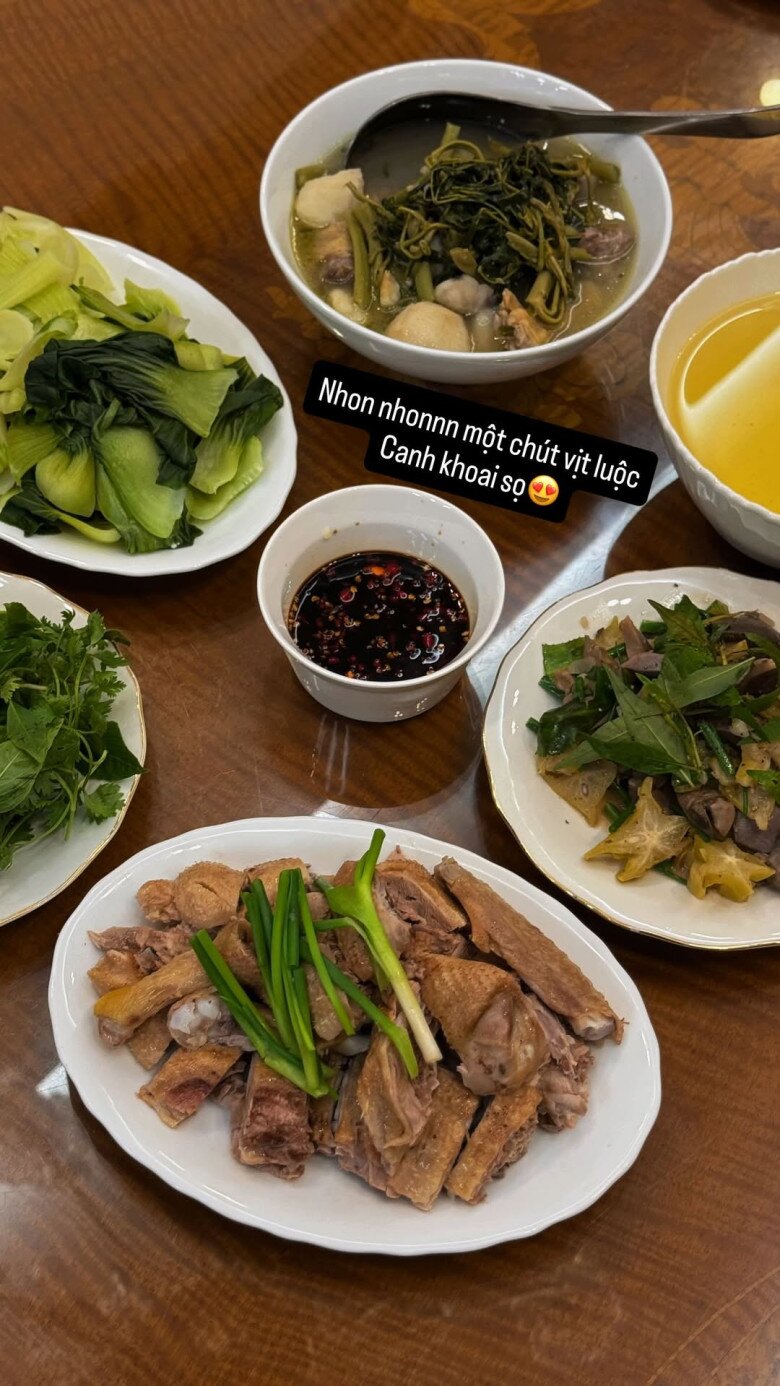 Với MC Mai Ngọc, những mâm cơm không chỉ là nơi giữ gìn hạnh phúc gia đình, mà còn là nguồn cảm hứng sống tích cực. Qua từng bức ảnh, từng dòng chú thích chân thành, cô đã lan tỏa năng lượng yêu bếp, yêu nhà tới hàng ngàn người theo dõi.