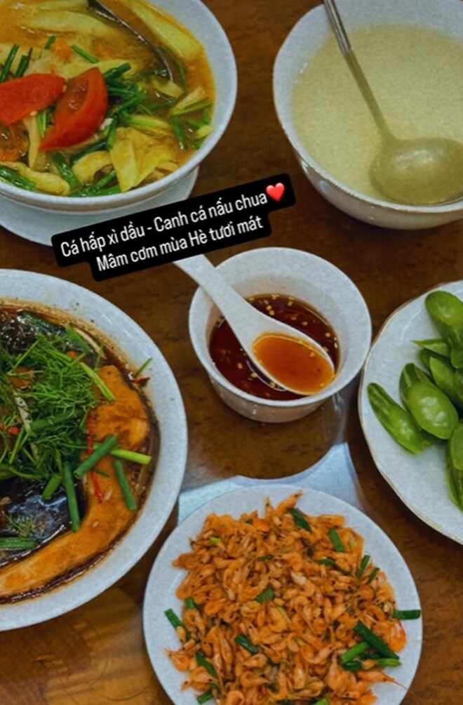  Món cá hấp đậm đà cùng canh chua cá, tép rim mặn ngọt và quả lặc lè luộc. Một bữa ăn nhẹ bụng, trọn vị ngày hè.