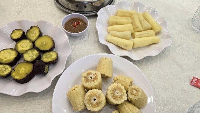 Ngoài những món nhà làm, đôi khi Xuân Bắc cũng thích thú đăng tải cảnh đi ăn nhưng vẫn là món rất giản dị. Anh viết: Khai vị. chỉ có thế này. Nhưng mà cảm xúc đong đầy trong tim. Các bác thử nghĩ mà xem. Toàn là đặc sản quê em - quê mình.