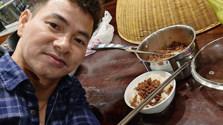 Đây không phải là lần đầu tiên Xuân Bắc khoe bữa ăn với cơm nguội và mắm tép. Trước đây anh cũng chia sẻ món ăn này và đề tựa: Cơm nguội mắm tép thịt 2h sáng - nhất luôn. Mọi người ngủ ngon nhé. Không có... thì đừng buồn.