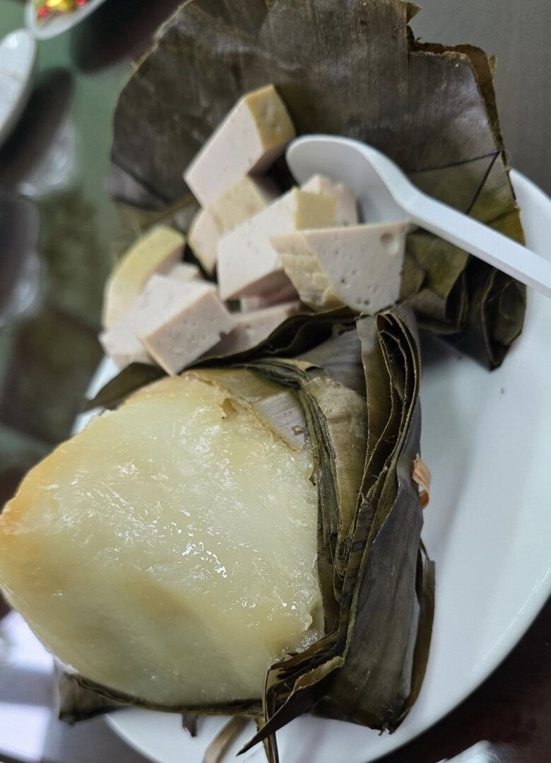 Đôi khi, bữa ăn là một chiếc bánh giò cũng khiến anh thỏa mãn. Nam nghệ sĩ bày tỏ: Bữa trưa là cái bánh giò. Thêm mấy miếng chả là no bụng rồi. Buổi chiều mọi thứ sẽ trôi. Công việc nợ đọng... đứng ngồi không yên!
