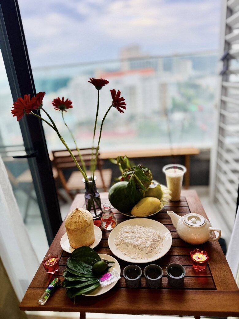 BTV Hoàng Trang chia sẻ lễ nhập trạch ngôi nhà mới ở Quy Nhơn. Bàn cúng được đặt ngoài ban côn, lễ vật không cầu kỳ nhưng đủ đầy và trang nghiêm.