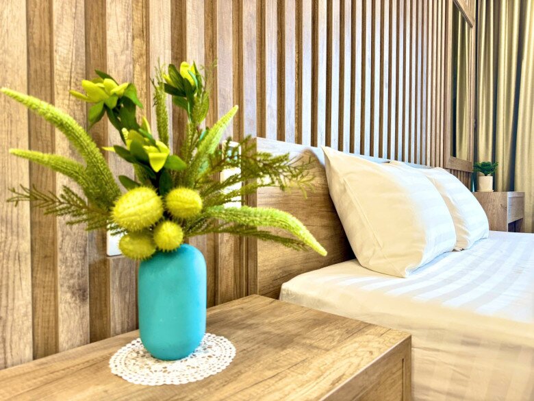 Căn hộ studio không quá rộng nhưng cho thấy sự liền mạch trong thiết kế mở. Giường ngủ trắng tinh khôi, cách bài trí mang phong cách tối giản.