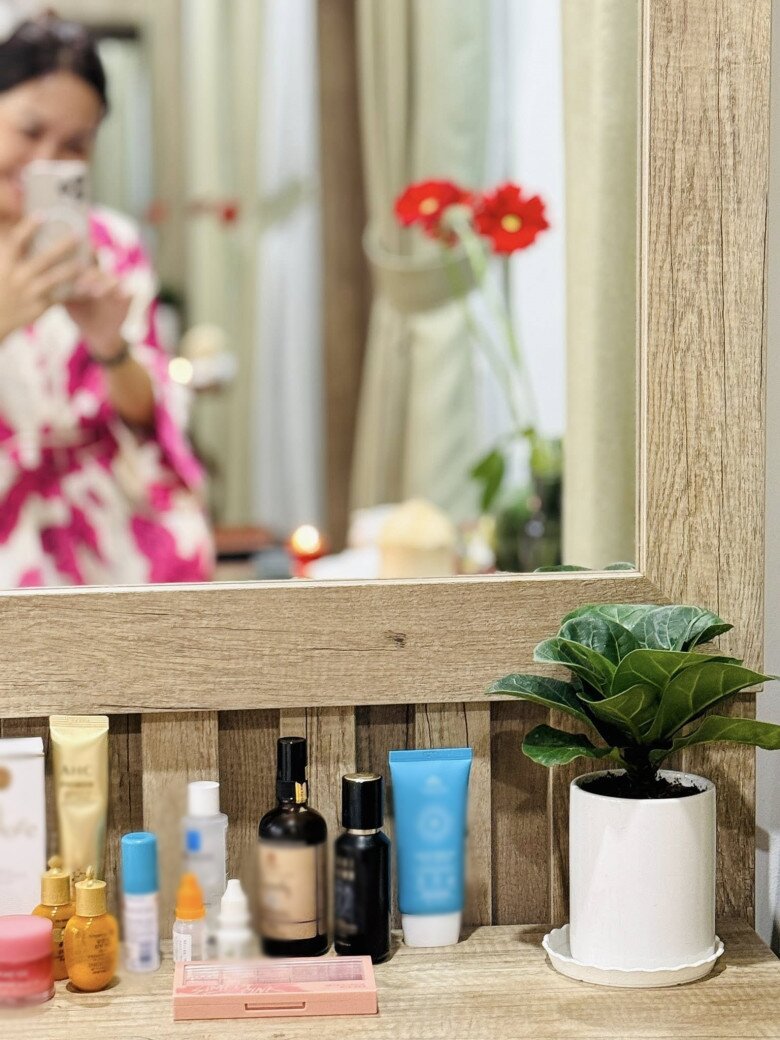 Góc làm đẹp nữ tính của nữ MC với nhiều loại mỹ phẩm được sắp xếp ngay ngắn cạnh chậu cây xanh mini. Cây nhỏ không chỉ trang trí mà còn như một bạn đồng hành giúp thư giãn tinh thần mỗi sáng.