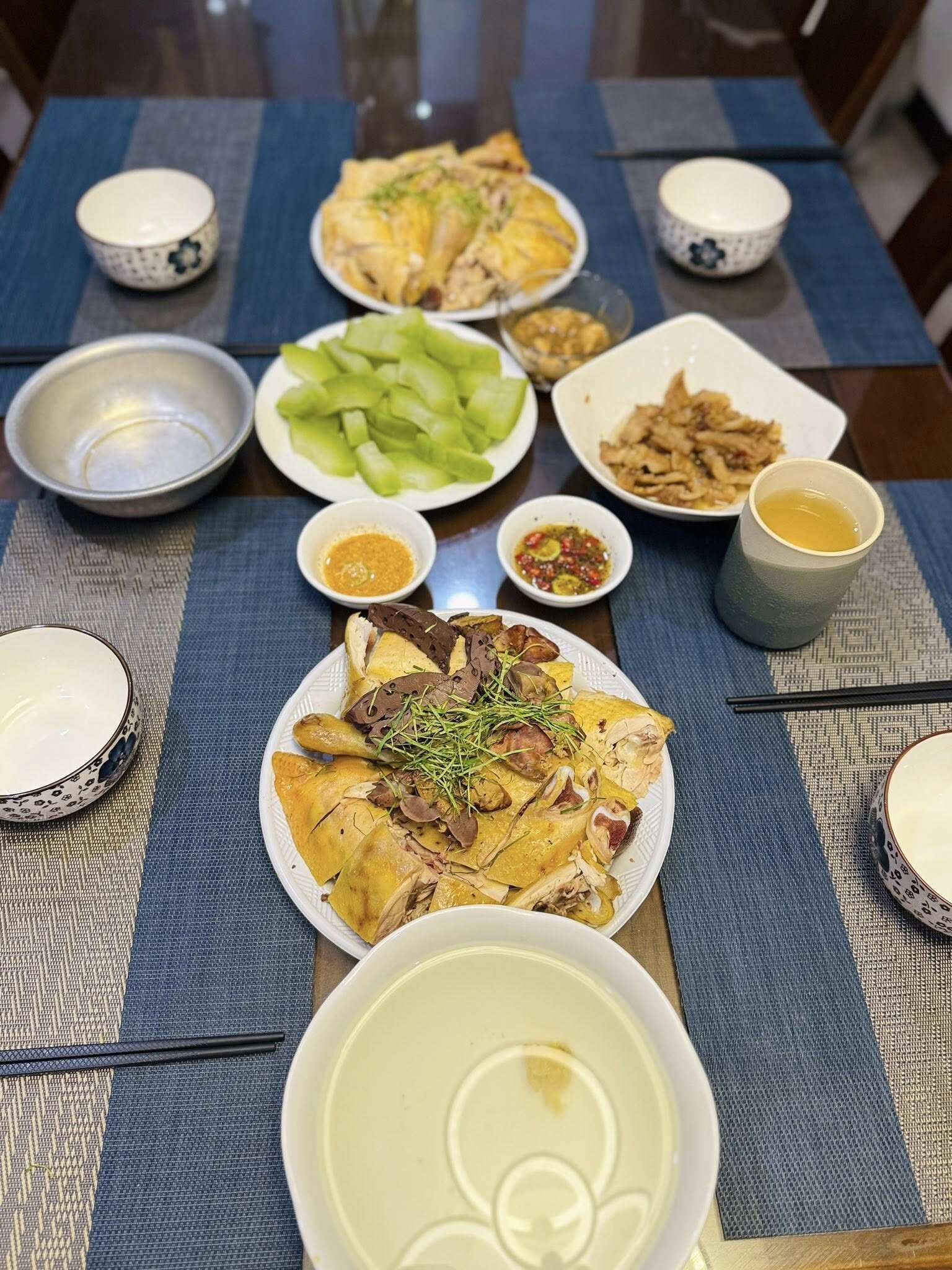Nàng BTV nhà đài trân trọng khoảng thời gian gia đình quây quần. Cô tâm sự: 20 năm vẫn ăn cơm chung, và ngày càng đơn giản. Thôi thế cũng được!
