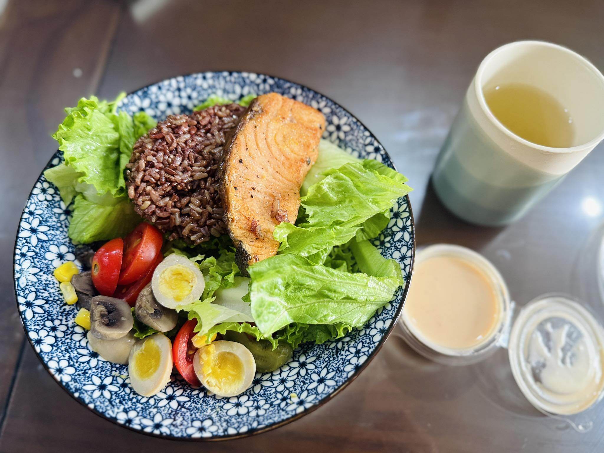 Gần đây, Hoàng Trang đăng tải nhiều bữa ăn eat clean. Cô cho hay: Ăn eat clean với đồ healthy 5 bữa/ tuần. Chủ yếu là vào bữa trưa. Cuối tuần thì sẽ cho mình thả phanh một tí. Bữa tối thì phải nấu cơm cho cả nhà nên không ăn chế độ được, nhưng bữa trưa thường chỉ có 1 mình thì sẽ ăn eat clean. Vẫn ngon và đủ 4 nhóm chất.