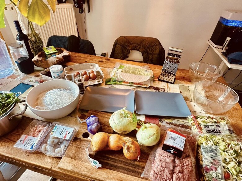 Một bàn nguyên liệu phong phú chuẩn bị cho gần 100 cái nem: Su hào, hành tây, cà rốt, miến, mộc nhĩ, trứng, thịt băm, tôm… tất cả được chuẩn bị chu đáo, cho thấy công đoạn kỳ công ngay từ đầu.