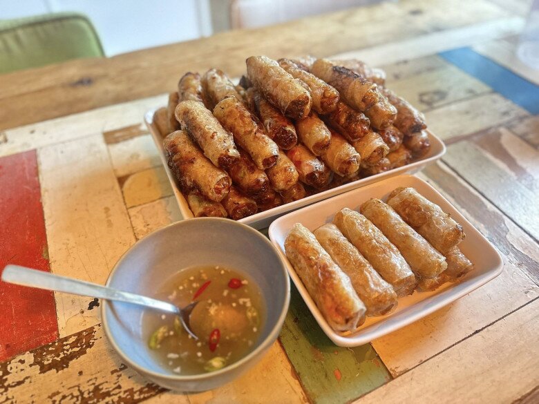 Bữa ăn chuẩn vị quê nhà giữa trời Âu làm nhiều người hâm mộ sự đảm đang của nữ ca sĩ. Nem Hà Nội ăn kèm nước mắm chua ngọt, vài lát ớt tươi – đúng bài, đúng chất. Không cần quá nhiều món, chỉ cần “một mẹt nem” là đủ ngon lòng.