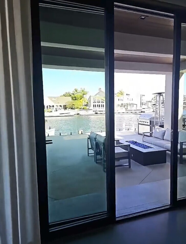  Cửa sau hướng ra bến thuyền, mở ra không gian thư giãn ven biển. Một chiếc sofa trắng và bàn đá đặt sẵn chờ buổi chiều hoàng hôn và tiệc nướng cuối tuần.