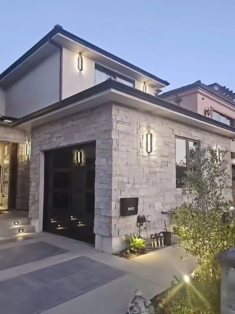  Mặt tiền biệt thự ốp đá sáng, nổi bật giữa khu dân cư đắt đỏ Huntington Harbour. Lối thiết kế tối giản mà sang trọng, đèn tường lắp nổi tinh tế tạo hiệu ứng ánh sáng vào ban đêm rất bắt mắt.