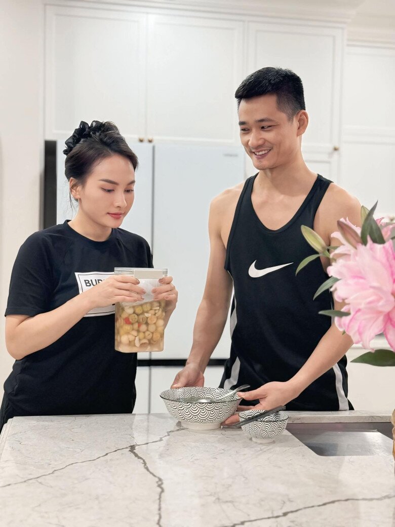 Dù vậy, anh khẳng định vẫn “nghiện” cà muối của vợ, thậm chí xuất khẩu thành thơ: “Đố ai định nghĩa được chữ yêu. Có khó gì đâu, một buổi chiều. Nàng muối cho ta lọ cà pháo. Ta nấu cho nàng bát canh cua”. Ông xã còn gửi lời đến Bảo Thanh: “Cám ơn em! dù bận công việc (đánh pick) từ sáng tới tối, vẫn tranh thủ muối cho anh lọ cà rất tốn cơm. Yêu em”.