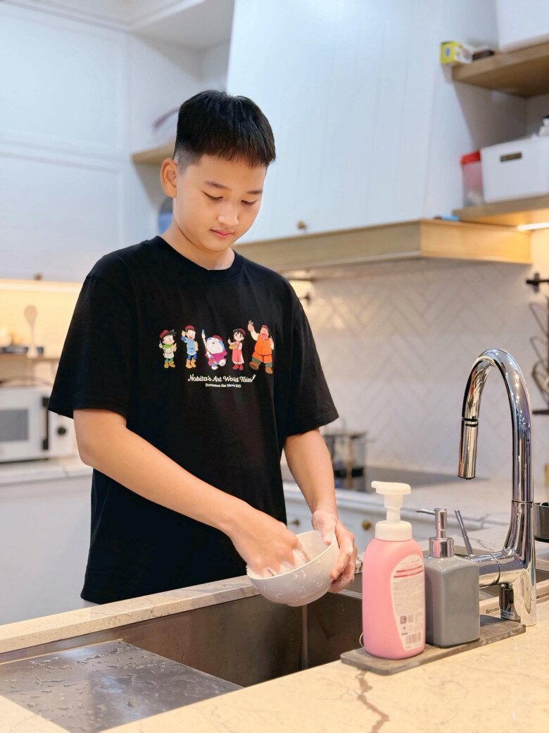 Ngoài hình ảnh những bữa ăn, một cảnh trong gian bếp nhà Bảo Thanh khiến nhiều người thấy ấm áp, đó là ông xã và cậu con trai tự giác rửa bát, chia sẻ việc nhà với “người phụ nữ quyền lực” trong nhà.