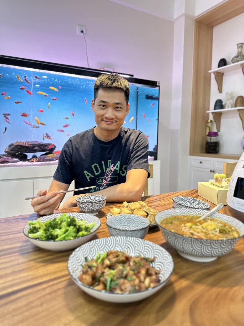 Ông bố 2 con còn khoe “chuẩn cơm vợ nấu” với toàn món dân dã mà hao cơm. Dân mạng thi nhau bình luận rằng: “Vợ nấu hay anh nấu, nói thật đi”.