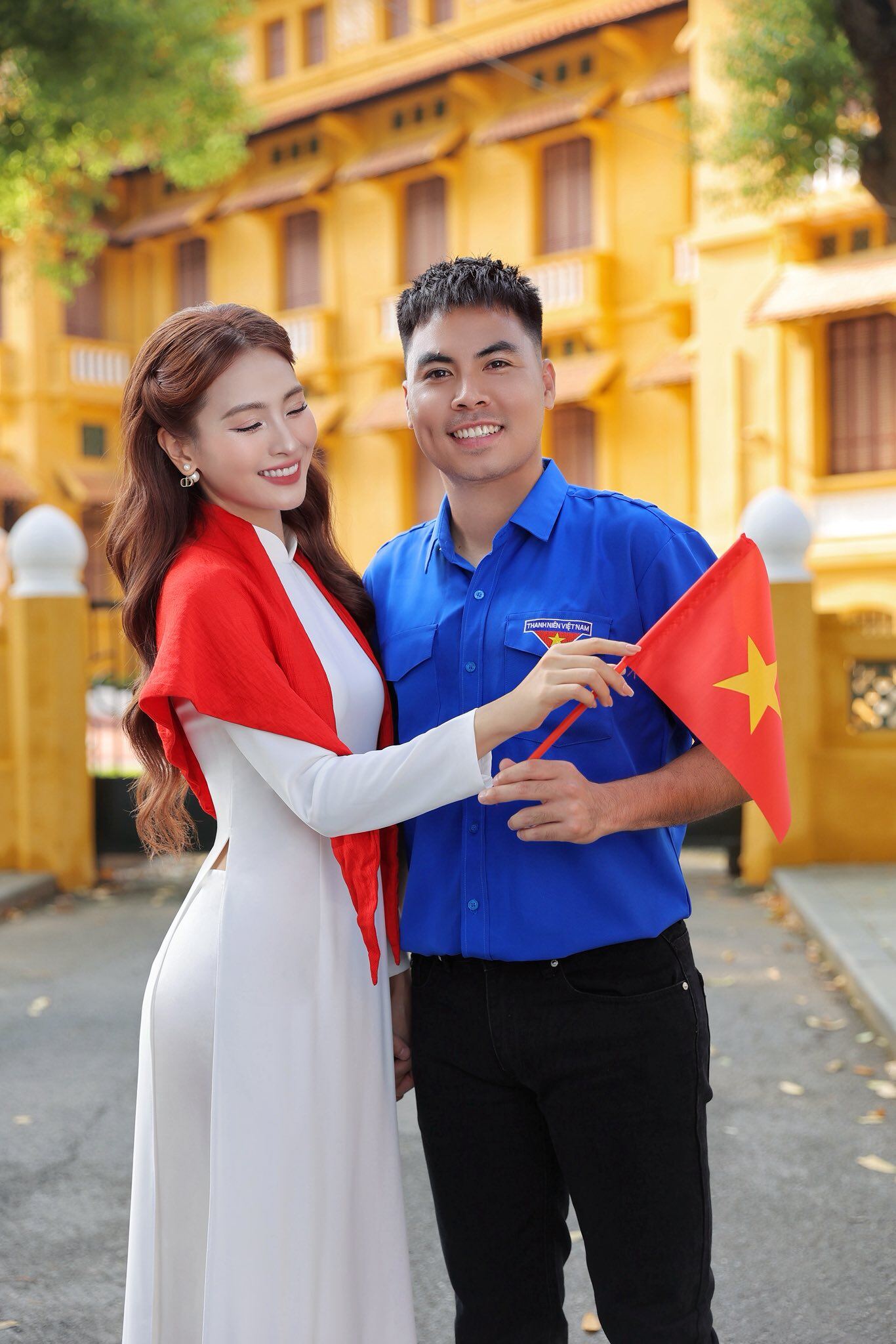 Nữ mc vtv xinh như hoa hậu xuống phố bạn trai cầu thủ liên tục công khai đánh dấu chủ quyền và giục cưới - 7