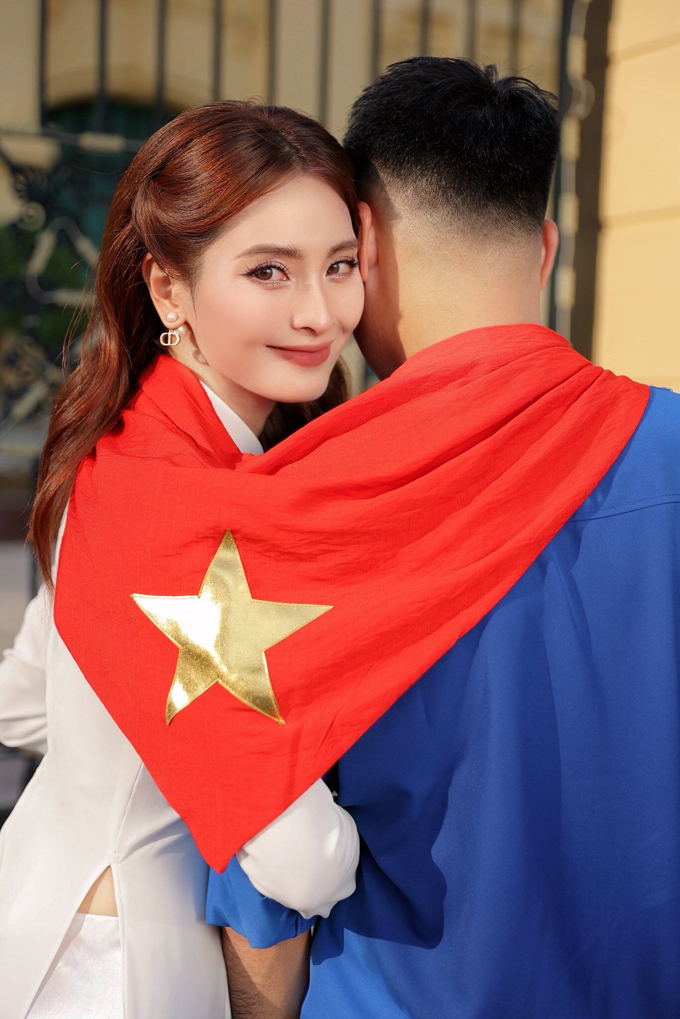 Nữ mc vtv xinh như hoa hậu xuống phố bạn trai cầu thủ liên tục công khai đánh dấu chủ quyền và giục cưới - 5