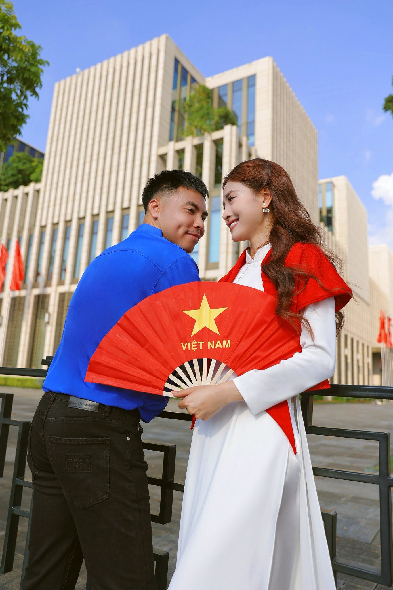 Nữ mc vtv xinh như hoa hậu xuống phố bạn trai cầu thủ liên tục công khai đánh dấu chủ quyền và giục cưới - 6