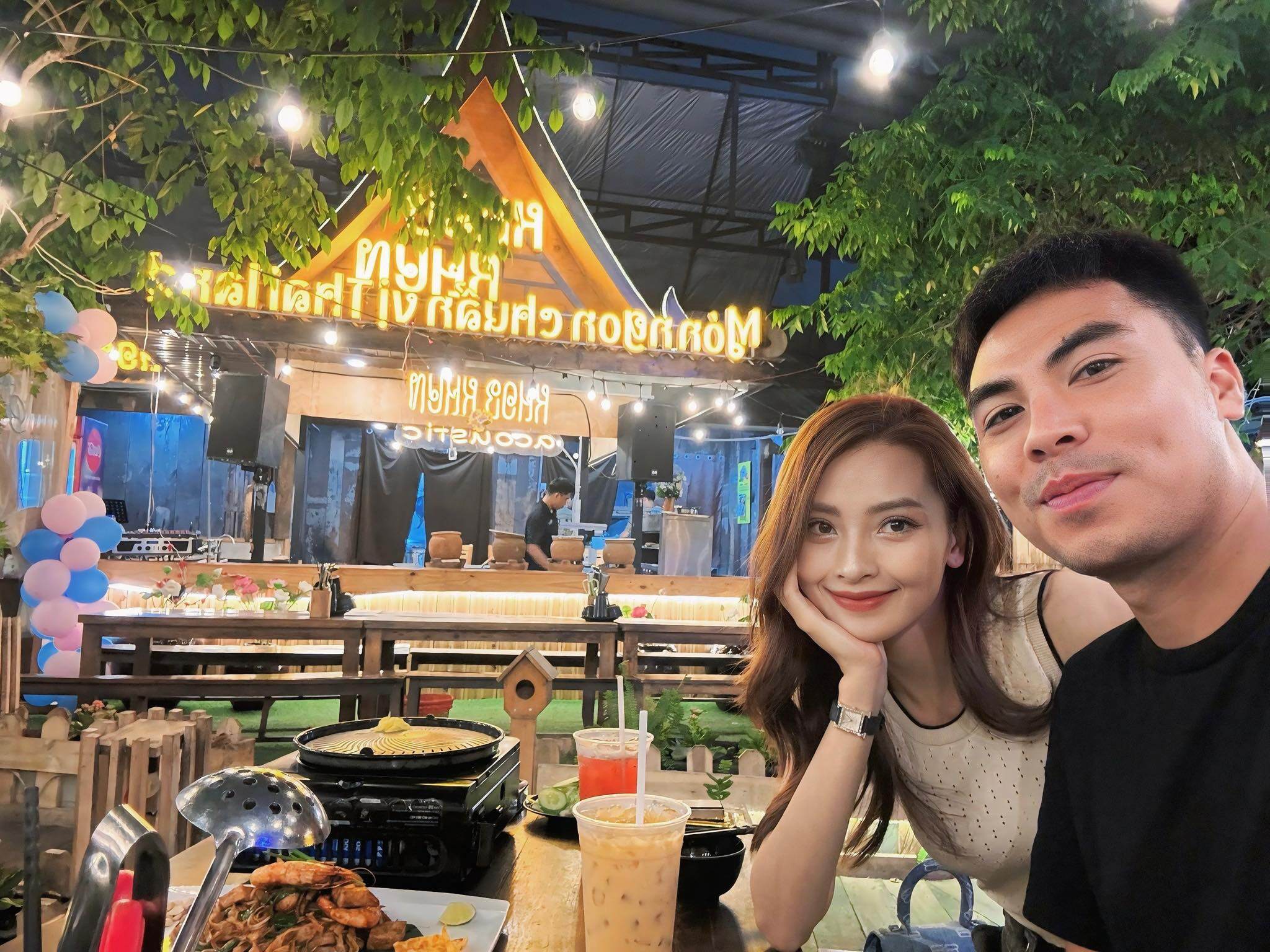 Nữ mc vtv xinh như hoa hậu xuống phố bạn trai cầu thủ liên tục công khai đánh dấu chủ quyền và giục cưới - 12