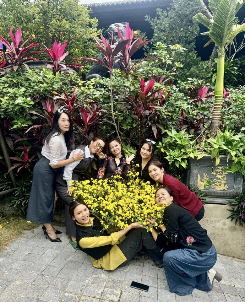 Nhiêu đó thôi đủ cảm nhận cô thấy rất mãn nguyện khi được sống chan hòa cùng thiên nhiên, tận hưởng những giây phút thảnh thơi tại Thuận Thiên điện. Nơi đây, nữ ca sĩ cũng thường xuyên đón bạn bè và gia đình đến chơi.