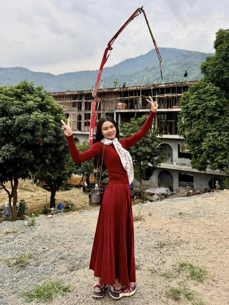 Cô thổ lộ: Cuộc đời, nói dài thì dài, nói ngắn thì ngắn. Sống sao cho đủ vì mình, vì người thương yêu và tận hưởng cho hết muôn sự xinh đẹp mảnh trời riêng này là sứ mệnh đấy Hến.